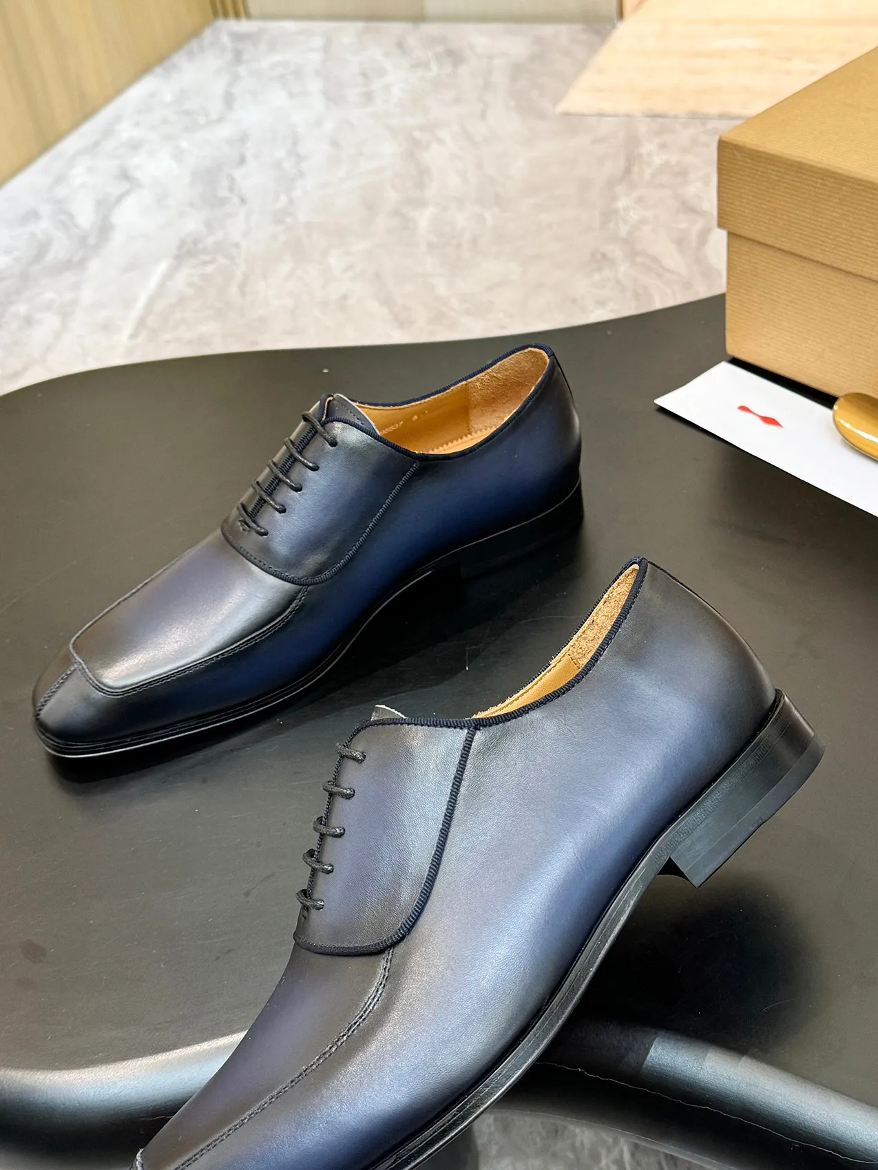 [CL red sole shoes] Top P: 1020💰 Size 39-44 (⚠️38.45.46.47 custom-made, non-returnable and non-exchangeable) 🆑High-end men's business formal leather shoes, original authentic top quality goods ••✅💯 Top original order purchasing agent! Original imported patterned cowhide ➕Imported cowhide lining ➕Cowhide feet ➕Original leather outsole~🉑️Feel free to compare the authentic ones!